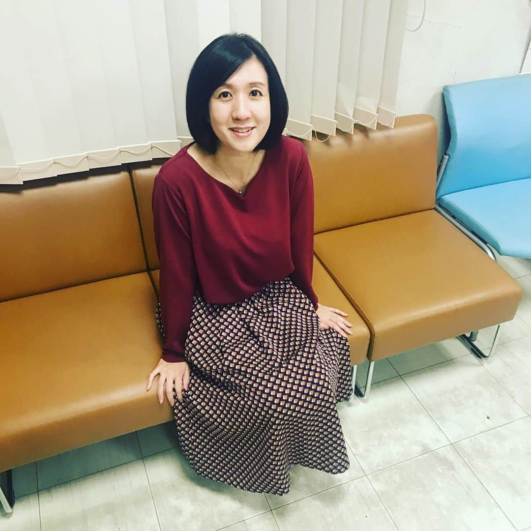 三隅有里子さんのインスタグラム写真 - (三隅有里子Instagram)「* 本日の衣装。 番組終わりにわざわざ小松アナに撮らせたくせに疲れた顔しててすみません😂 赤のシャツと膝丈スカートが普段は選ばない組み合わせで個人的に新鮮でした💐  #ニュース #ニュースeye8 #news #本日の衣装 #今日のコーデ #ルームズ #シャツ #shirt #スカート #skirt #撮影協力 #小松アナ #お疲れ顔 #群馬 #gunma  #群馬テレビ #群テレ #gtv #アナウンサー  #局アナ #局アナの仕事 #地方局で働くということ」1月29日 0時41分 - misumi_gtv