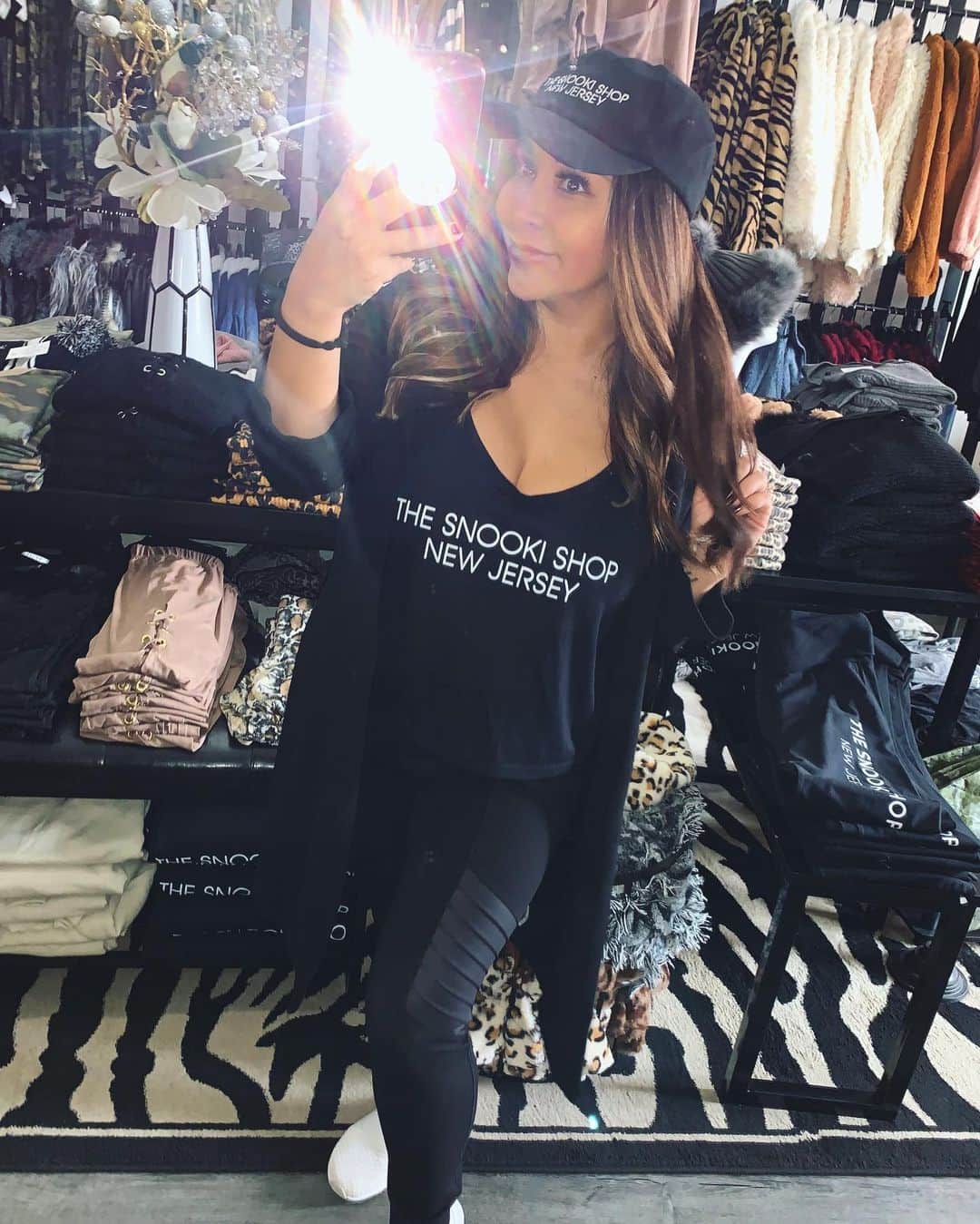 ニコール・ ポリッツィのインスタグラム：「Come on in, you’re gonna like what ya see 🖤 @thesnookishop」