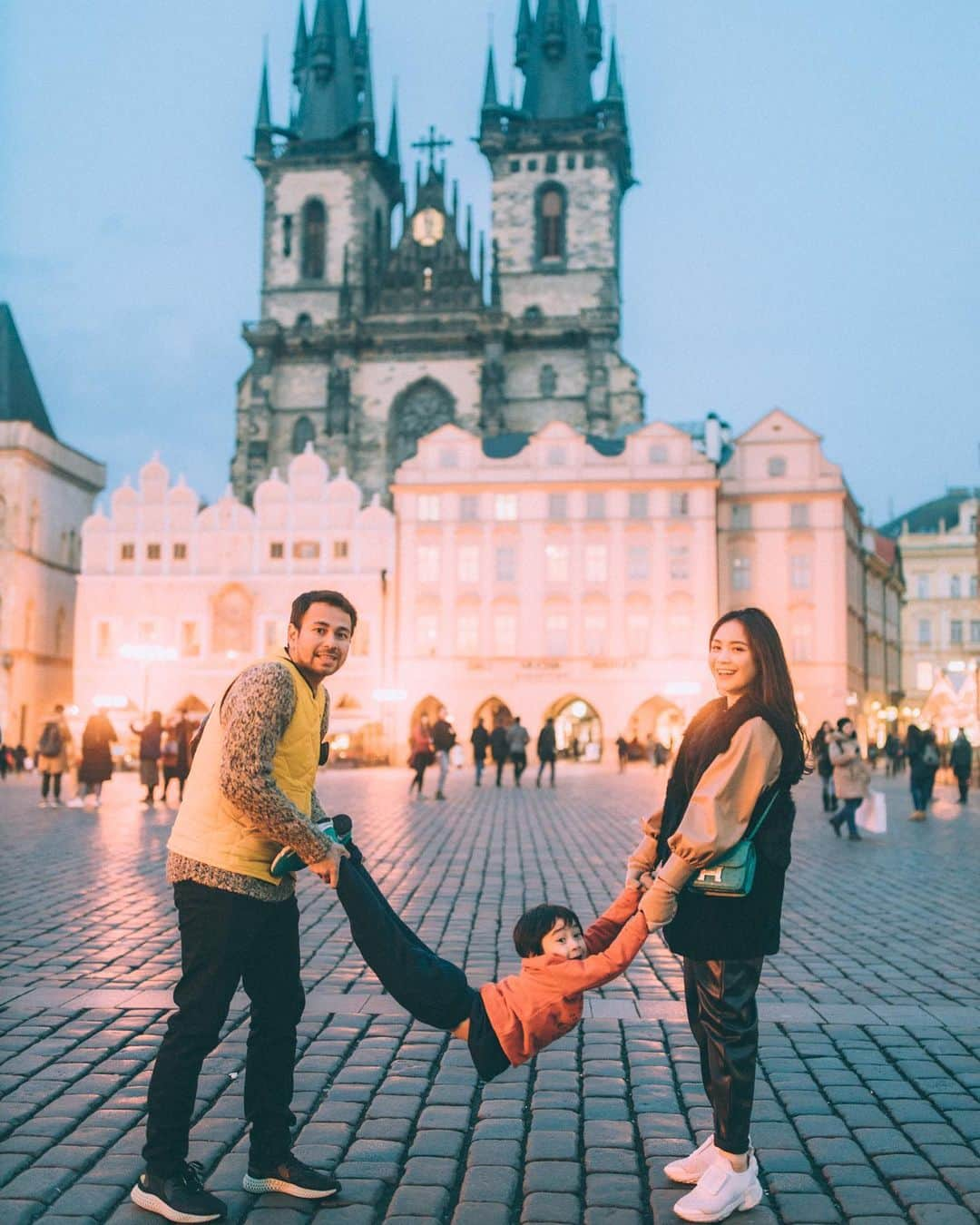 Raffi Ahmadさんのインスタグラム写真 - (Raffi AhmadInstagram)「Goodbye Prague ❤️ Kapan kita kembali lagi yaaaa 😊🇨🇿 📸 @rufusazarya」1月29日 0時47分 - raffinagita1717