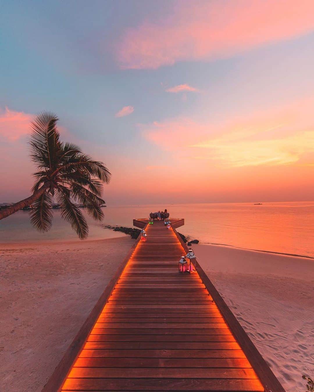 bestvacationsのインスタグラム：「Sunrise or sunset? 🌅 A collection from the Indian Ocean. By @meirr」