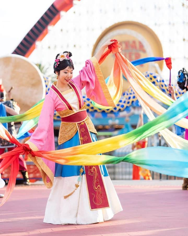 ディズニーランドさんのインスタグラム写真 - (ディズニーランドInstagram)「Have you been able to catch Mulan and some of her friends in Mulan's Lunar New Year Procession? #DisneyLunarNewYear (📷: @memories.at.disney)」1月29日 0時52分 - disneyland