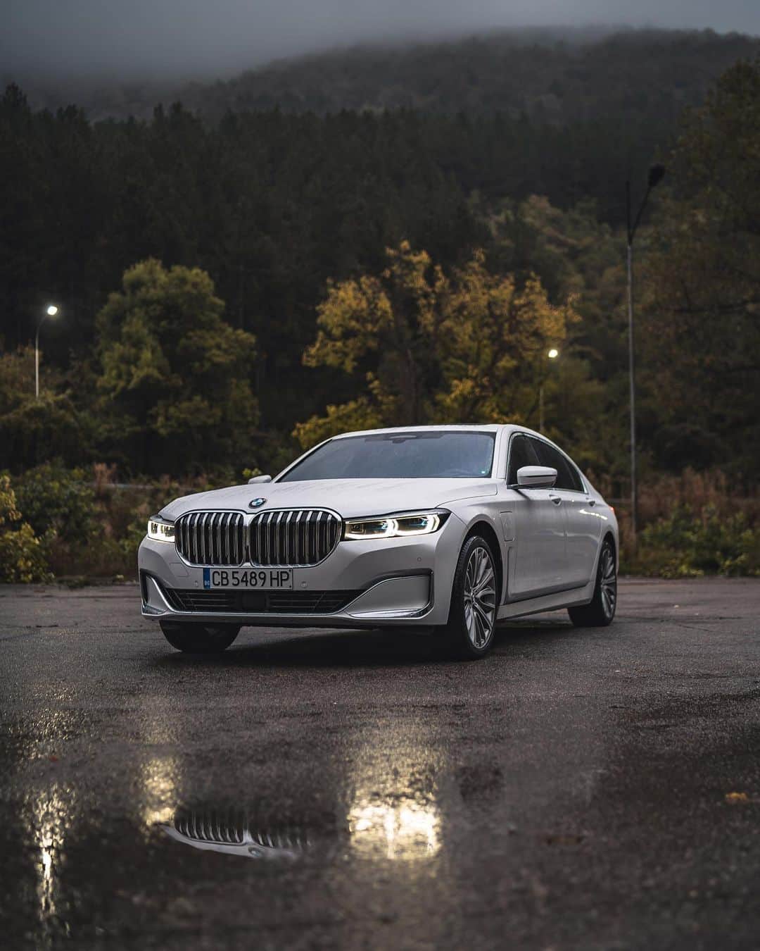 BMWのインスタグラム：「Elegance shines even in stormy weather. The BMW 7 Series Sedan. #THE7 #BMW #7Series #BMWrepost @fullthrottlegram @surrealmediaa __ BMW 745Le xDrive Sedan: Energy consumption in kWh/100 km (combined): 16.2–15.8. Fuel consumption in l/100 km (combined): 2.5–2.3. CO2 emissions in g/km (combined): 57–52.  Acceleration (0-100 km/h): 5.1 s. Paint finish shown: Alpine White.  The values of fuel consumptions, CO2 emissions and energy consumptions shown were determined according to the European Regulation (EC) 715/2007 in the version applicable at the time of type approval. The figures refer to a vehicle with basic configuration in Germany and the range shown considers optional equipment and the different size of wheels and tires available on the selected model. The values of the vehicles are already based on the new WLTP regulation and are translated back into NEDC-equivalent values in order to ensure the comparison between the vehicles. [With respect to these vehicles, for vehicle related taxes or other duties based (at least inter alia) on CO2-emissions the CO2 values may differ to the values stated here.] The CO2 efficiency specifications are determined according to Directive 1999/94/EC and the European Regulation in its current version applicable. The values shown are based on the fuel consumption, CO2 values and energy consumptions according to the NEDC cycle for the classification. Further information on official fuel consumption figures and specific CO2 emission values of new passenger cars is included in the following guideline: 'Leitfaden über den Kraftstoffverbrauch, die CO2-Emissionen und den Stromverbrauch neuer Personenkraftwagen' (Guide to the fuel economy, CO2 emissions and electric power consumption of new passenger cars), which can be obtained free of charge from all dealerships, from Deutsche Automobil Treuhand GmbH (DAT), Hellmuth-Hirth-Str. 1, 73760 Ostfildern-Scharnhausen and at https://www.dat.de/co2/.」