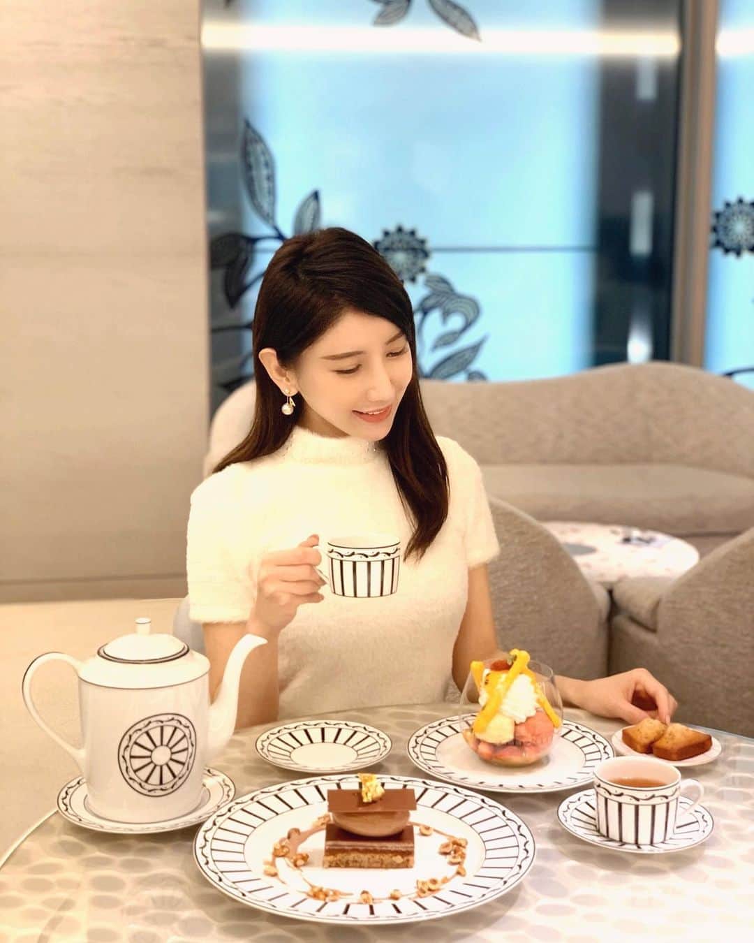のインスタグラム：「☕️💗 可愛いが詰まり過ぎてるDior cafeで 久しぶりに女子的な（女子ではない）高揚感に包まれて 幸せでした💁🏻‍♀️ ・ 今小顔矯正して1週間、むくみが全然出ににくなって 顔の調子がとてもいい感じ🥺🙏✨ 私はむくみがある日とない日で本当に顔が全然違くて、 友達からご紹介してもらった小顔サロンの"BERYL"で セラピストのりなさん @beryl_rina_parafuse  に小顔矯正をやって頂きました✨ ・ 頭のコリをほぐしてもらって、 気になる頬骨の位置を上げてもらったんだけど... かなり気持ちが良かったし、目が見開いて 今むくみがない！！🥺💗 ・ 土台となる骨のケア、リンパの詰まりを流すのは事は とっても大切だなと改めて実感しました。 年を重ねても若々しい顔をしている人は、 骨密度が高いみたいです✨ ・ 骨がゆるむと顔がたるむので、筋肉だけでなく 骨も意識することがとても大切だと学びになりました🙏 ・ ・ #小顔 #小顔矯正 #美容 #beautysalon #beautycare」