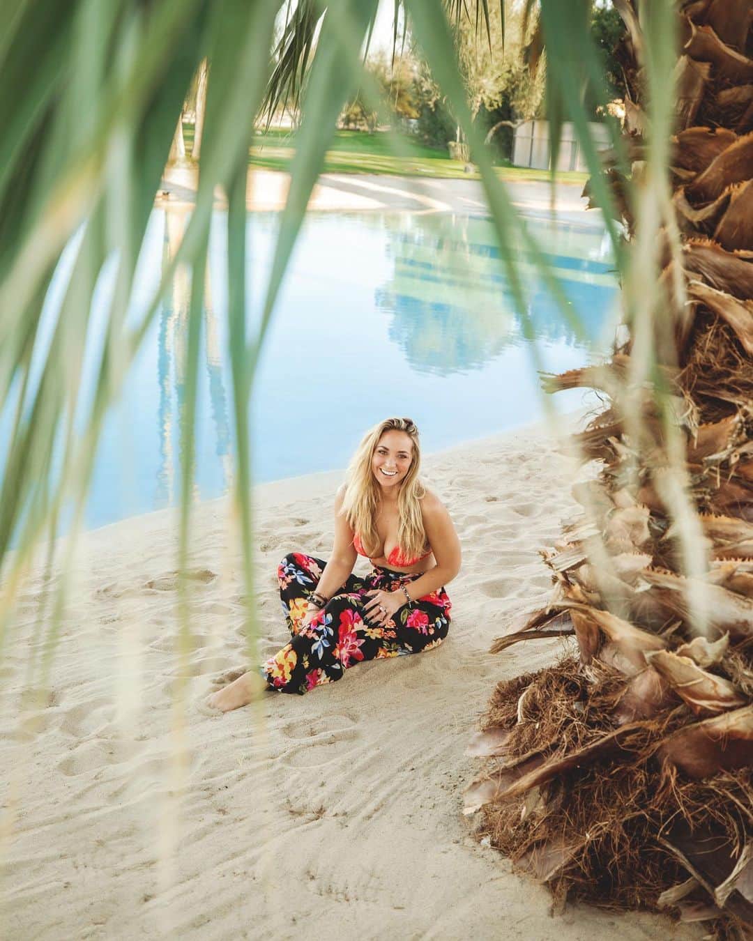 Sydney A Malerさんのインスタグラム写真 - (Sydney A MalerInstagram)「We made it through Monday! Cheers!  Here’s a bunch of pictures of me next to palm trees 😂🤷🏼‍♀️ . . 📸 @sv_adam」1月29日 1時03分 - sydneyamaler