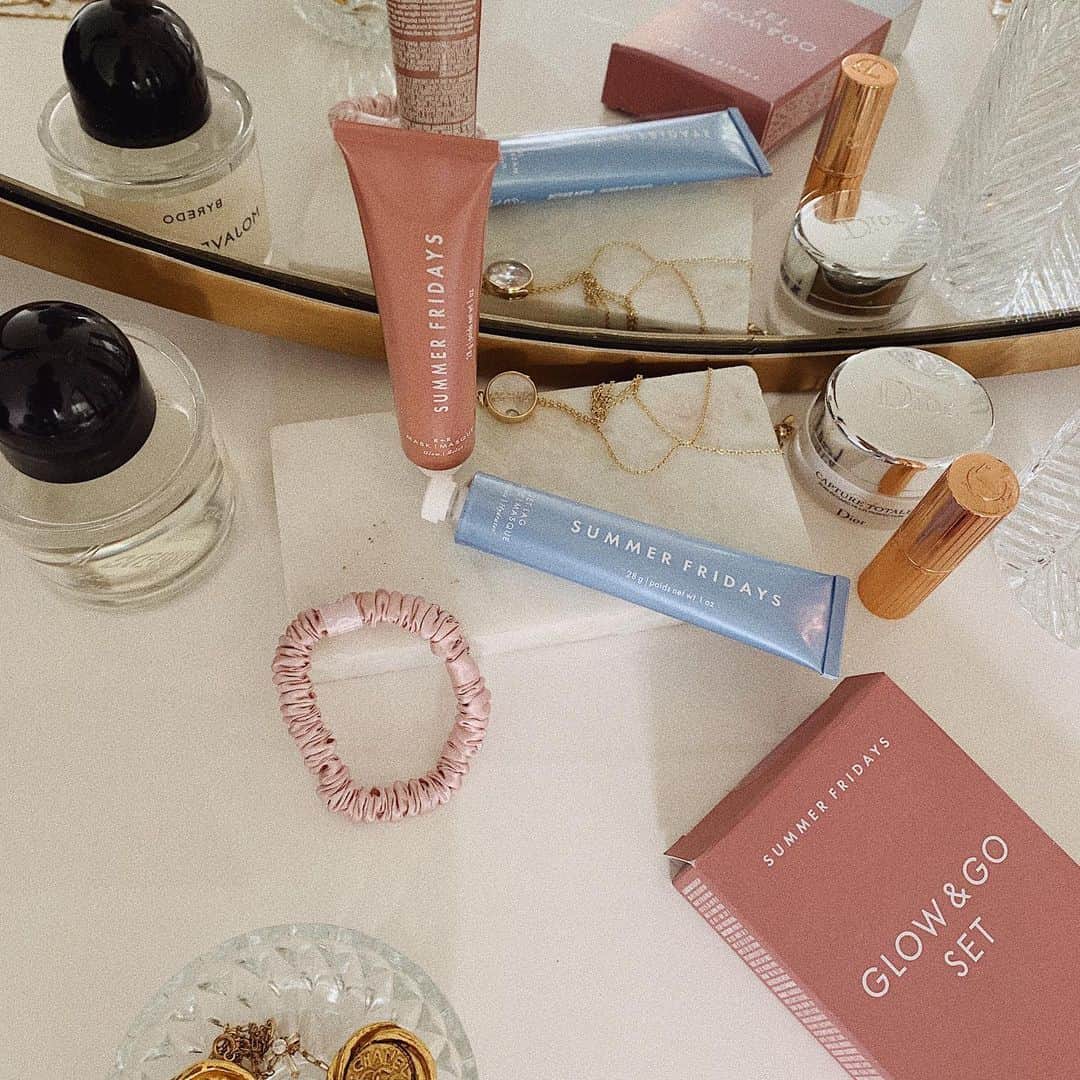 Marianna Hewittのインスタグラム：「Brand new @summerfridays mini mask set available now! Our Glow & Go limited edition set has 1 mini jet lag mask, 1 mini R+R Mask and 1 @slipsilkpillowcase scrunchie 💕 it’s available online only and exclusively at @sephora (this is limited edition and limited quantities and will not be restocking, so pick one up while you can! 🏃‍♀️)」