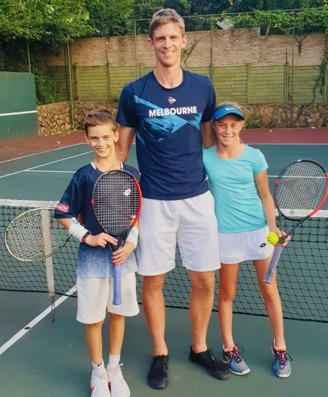 ケビン・アンダーソンのインスタグラム：「Happy to be spending time at home in 🇿🇦 with my cousins. #TeamDunlop runs in the family 😊」