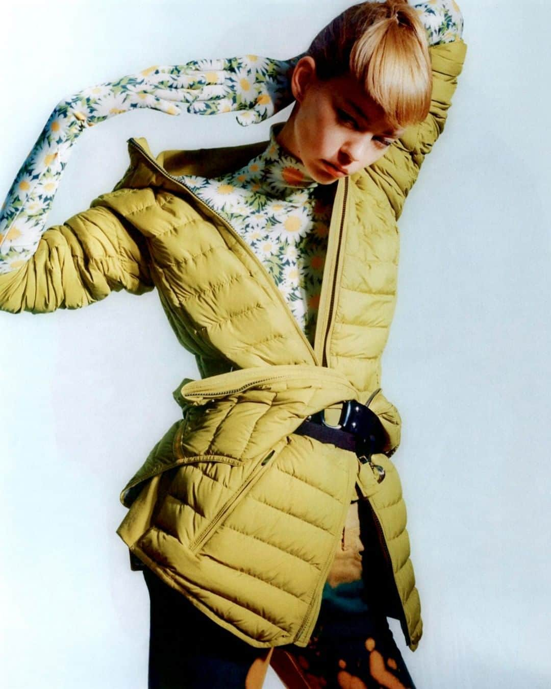 パラジャンパーズさんのインスタグラム写真 - (パラジャンパーズInstagram)「Embrace a green moment this season with the Juliet jacket, featured in @vanityfairitalia . . . #Parajumpers #PJS #PJSFriends #Editorial #FashionShoot #Photoshoot #FashionPhotography #Spring #Florals #SpringTime #Womenswear #GreenJacket #DownJacket #VanityFair #VanityFairIT #lafieradellavanita」1月29日 1時30分 - parajumpers_official