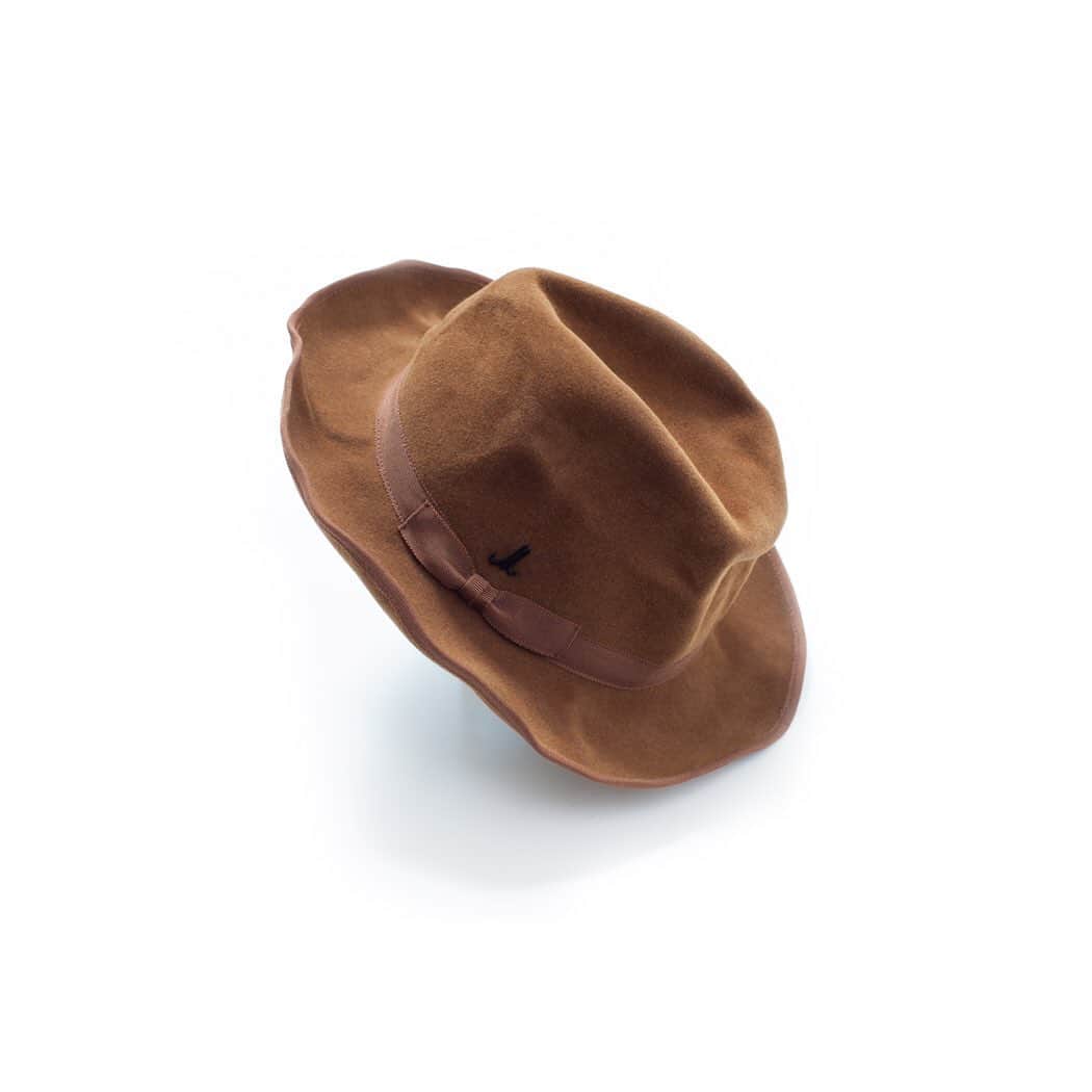 のインスタグラム：「Mühlbauer | The scrunch #hat UDO H ▪️This #mühlbauerclassic is made of finest antelope felt. It is one of our all time favorites, recently seen on Brad Pitt. It is a #classic #gentlemanstyle #handmade in best #hatmaker #tradition. As a last finish it is #scrunched - not only as a #stylestatement . You can fold it, #travel with this hat and even wear it in bed ;)▪️#mühlbauer #muhlbauer goes #hollywood #hatpeople #bradpitt」