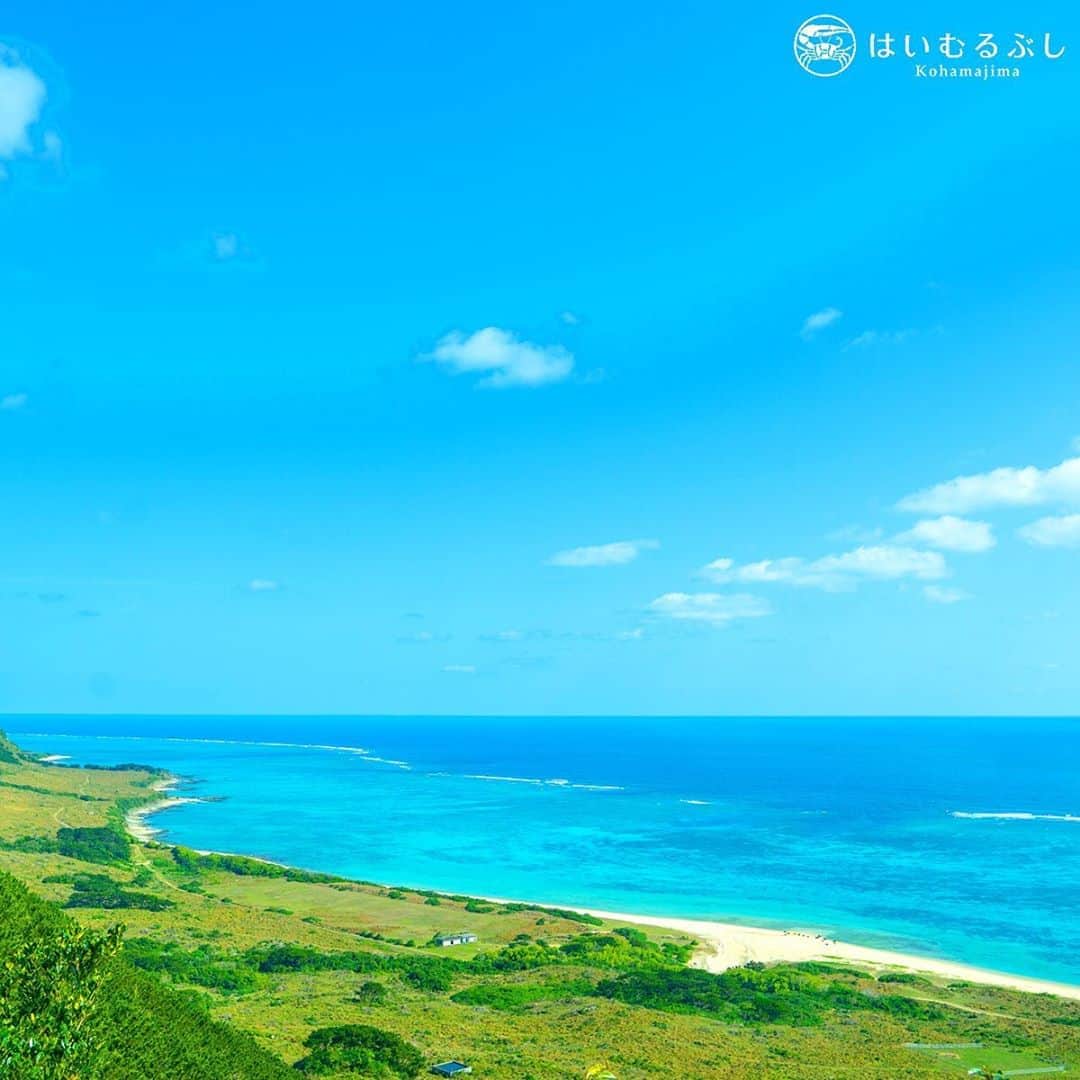 HAIMURUBUSHI はいむるぶしさんのインスタグラム写真 - (HAIMURUBUSHI はいむるぶしInstagram)「高台から見下ろすサンゴ礁の海… リーフの際から瑠璃色の外洋へと広がる青く美しいグラデーションの海… のんびりと眺める島時間が心地よく感じます。 #沖縄 #八重山諸島 #石垣島 #明石 #リーフ #サンゴ礁 #小浜島 #リゾート #ホテル #はいむるぶし #japan #okinawa #yaeyamaislands #ishigakiisland #reef #coralsea #bluesea #kohamaisland #beachresort #haimurubushi」1月29日 1時29分 - haimurubushi_resorts
