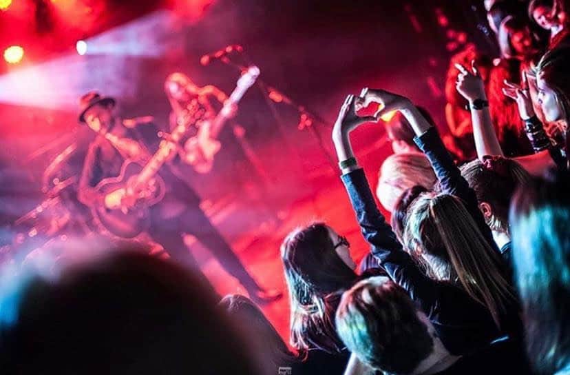 マイケル・マラーキーのインスタグラム：「Love this shot from @ingridaphoto #graveracertour」