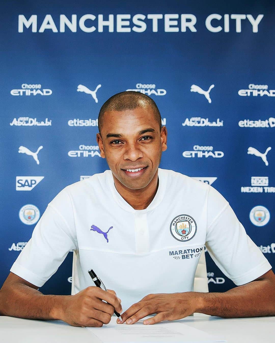 のインスタグラム：「2021 🙌🏾 Thanks God for everything. I am very grateful to my teammates and the backroom staff here at City. Without them, this deal would not be possible, so sincere thanks to every single one of them. I have enjoyed every second of my time at City. I never expected to build such a meaningful relationship with the Club and the fans, but it has happened. KEEP PUSHING. WE ARE CITY. UNTIL THE END. 💪🏾 #CMONCITY」