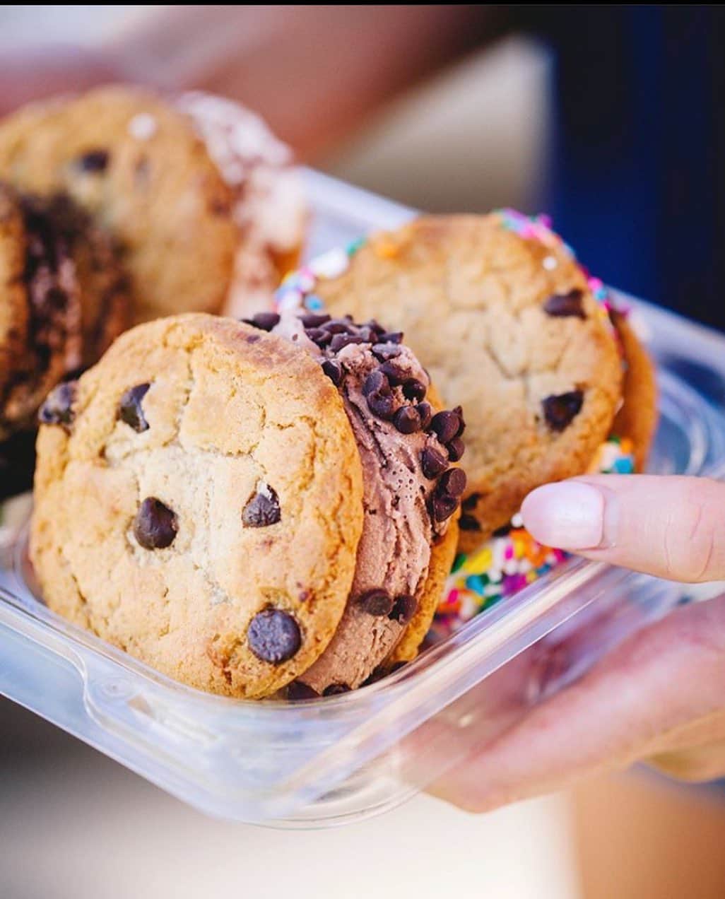 コールド・ストーン・クリーマリーのインスタグラム：「You’re going to score big at your party with this lineup! Host your big game party with Ice Cream Cupcakes, Ice Cream Cookie Sandwiches and REESE’S Peanut Butter Ice Cream Cups from Cold Stone! 🍪🏈 . . . Click link in bio to order!」