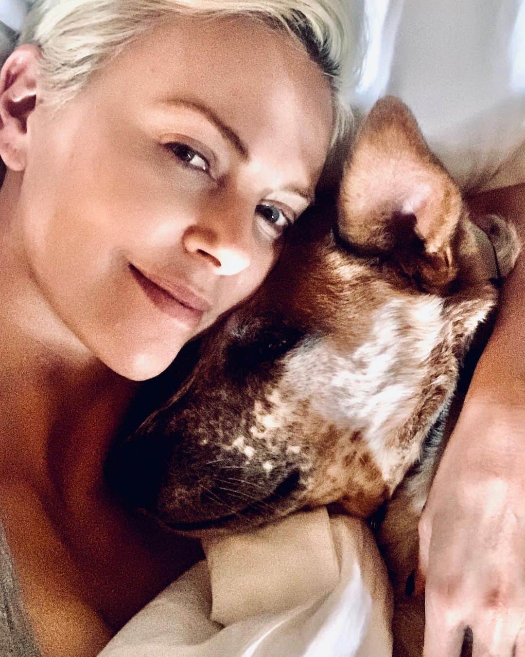 シャーリーズ・セロンさんのインスタグラム写真 - (シャーリーズ・セロンInstagram)「Lazy mornings feat. Johnny Utah ❤️」1月29日 1時52分 - charlizeafrica