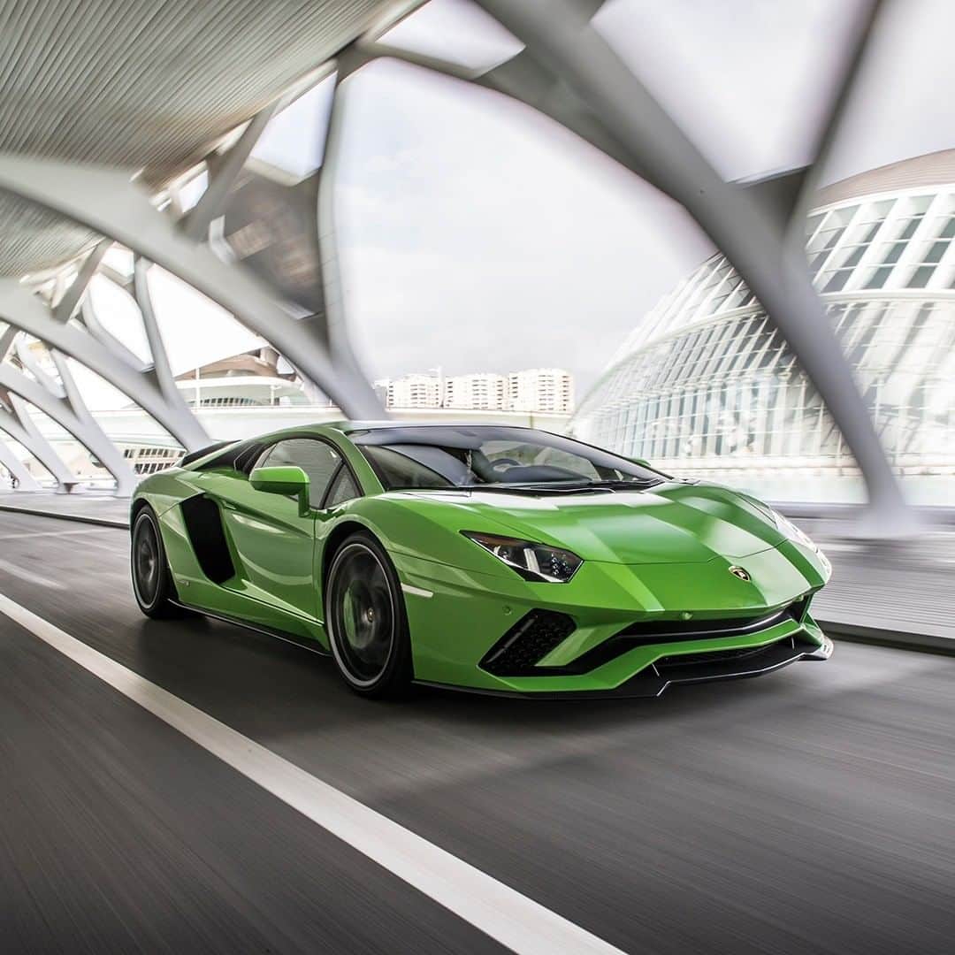 ランボルギーニのインスタグラム：「Speed comes naturally to aerodynamic marvels like the Aventador S. It owes its breathtaking roar to the iconic V12 engine while the innovative LDVA lends it the extraordinary driving experience that Lamborghini is famous for.  #Lamborghini #AventadorS」