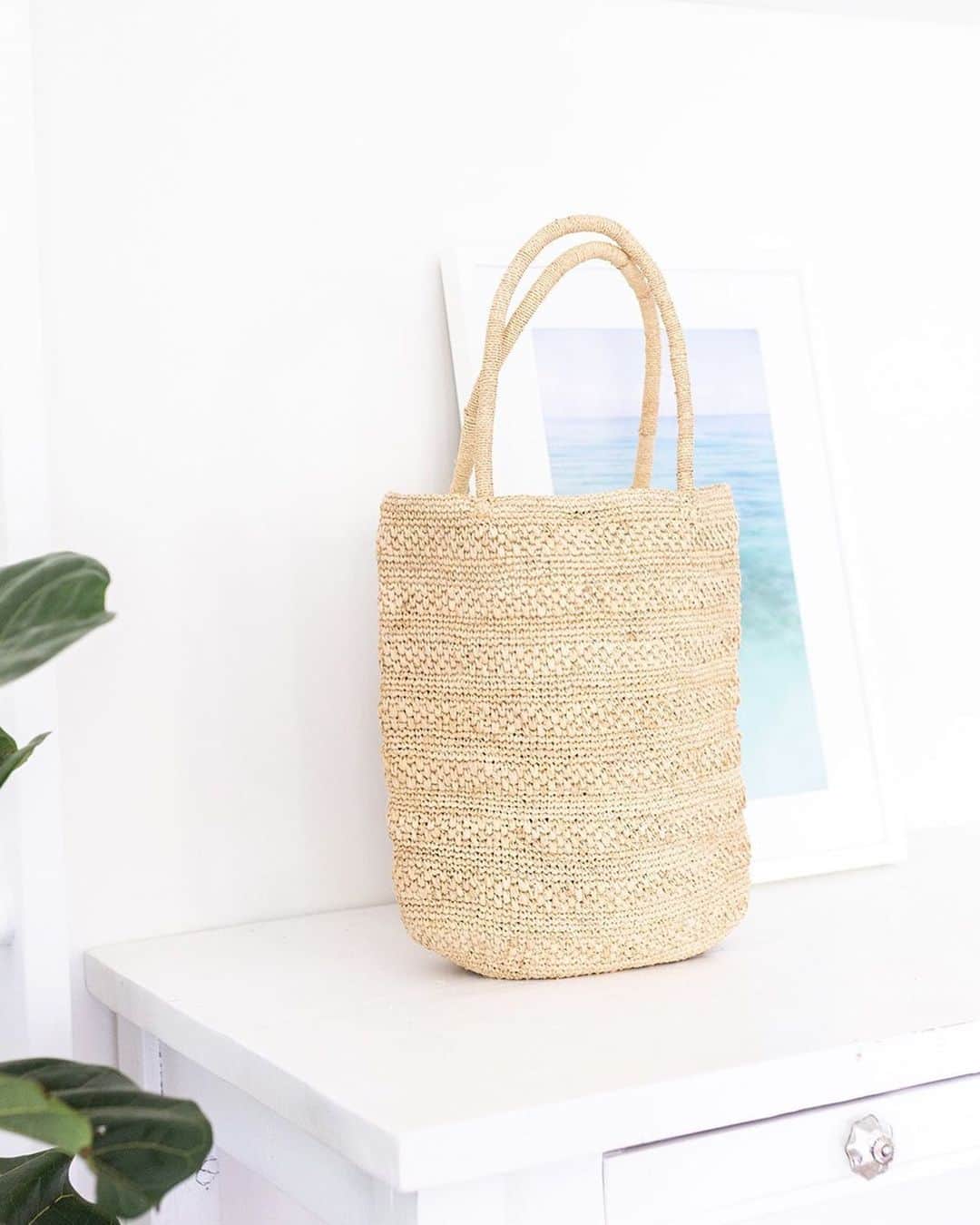 The Little Marketさんのインスタグラム写真 - (The Little MarketInstagram)「Life is better at the beach, so tote a bag that's always ready for the sun, sand, and waves. Hand-woven with raffia, this hold-all includes an inner pocket, linen lining, and a metal closure, making toting totally a breeze.」1月29日 2時14分 - thelittlemarket