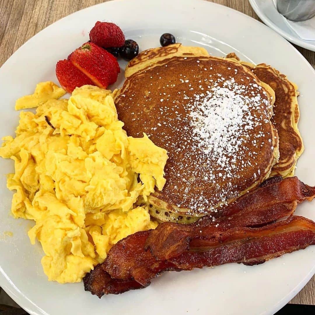 Eater LAさんのインスタグラム写真 - (Eater LAInstagram)「Anne's Favorite with bacon, scrambled eggs, and lemon ricotta pancakes from Mike & Anne's in South Pasadena. 📸: @hungryhellokitty. Hashtag #eaterla on your best photos for a chance to be featured.」1月29日 2時11分 - eater_la