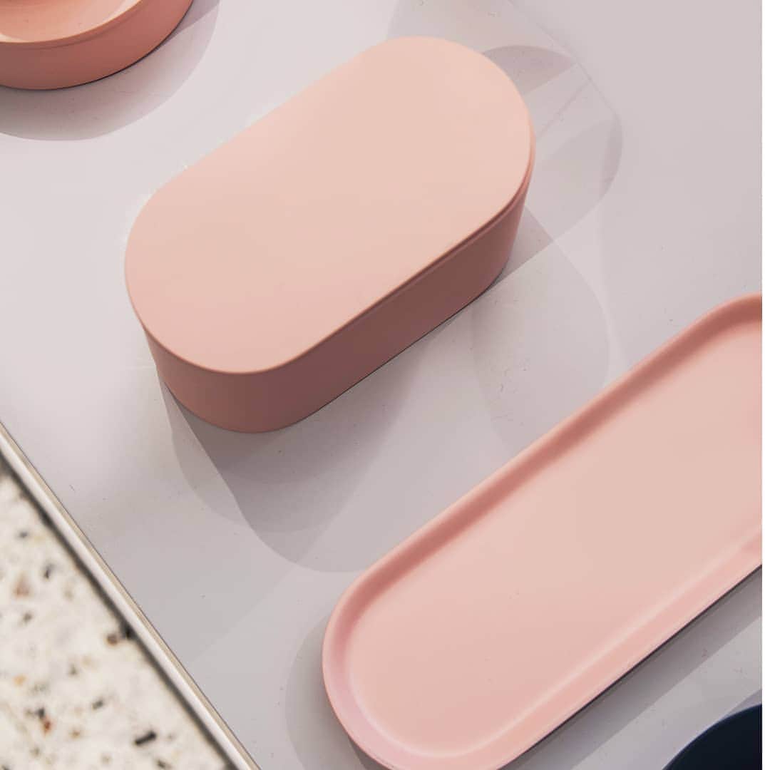 ベンシモンのインスタグラム：「Maison Bensimon ☁️ Les jolies boites dans lesquelles on range nos petits bijoux et objets précieux ✨ ​🇬🇧 Maison Bensimon ☁️ The pretty boxes in which we store our little jewels and precious objects ✨ ​#bensimon #maisonbensimon #new #collection #decobensimon #bensimondeco」