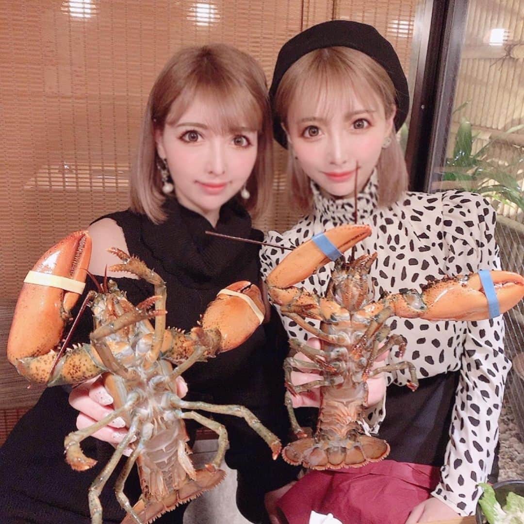 吉川ちえさんのインスタグラム写真 - (吉川ちえInstagram)「今日は池袋の鉄板焼き屋さんへ🥺❤️ 鉄板焼きorcaに行ってきたよ✨ オマール海老食べた🦐🌟 しかも持たせてもらったので記念にパチリ🤣💗笑 . そのあと池袋にあるダーツバー ( @dartscafegrove )にいって 人生初めてビアポンした🙈❤️ ビアポンがあるBARってなかなかないらしいし勝負メラメラ燃えちゃう🔥笑 . 禁酒してるからお酒復活したら またビアポンやりたい😂💕笑 . #池袋 #池袋ディナー #鉄板焼きorca #オマール海老 #鉄板焼き #ビアポン」1月29日 2時24分 - yoshikawachie_16