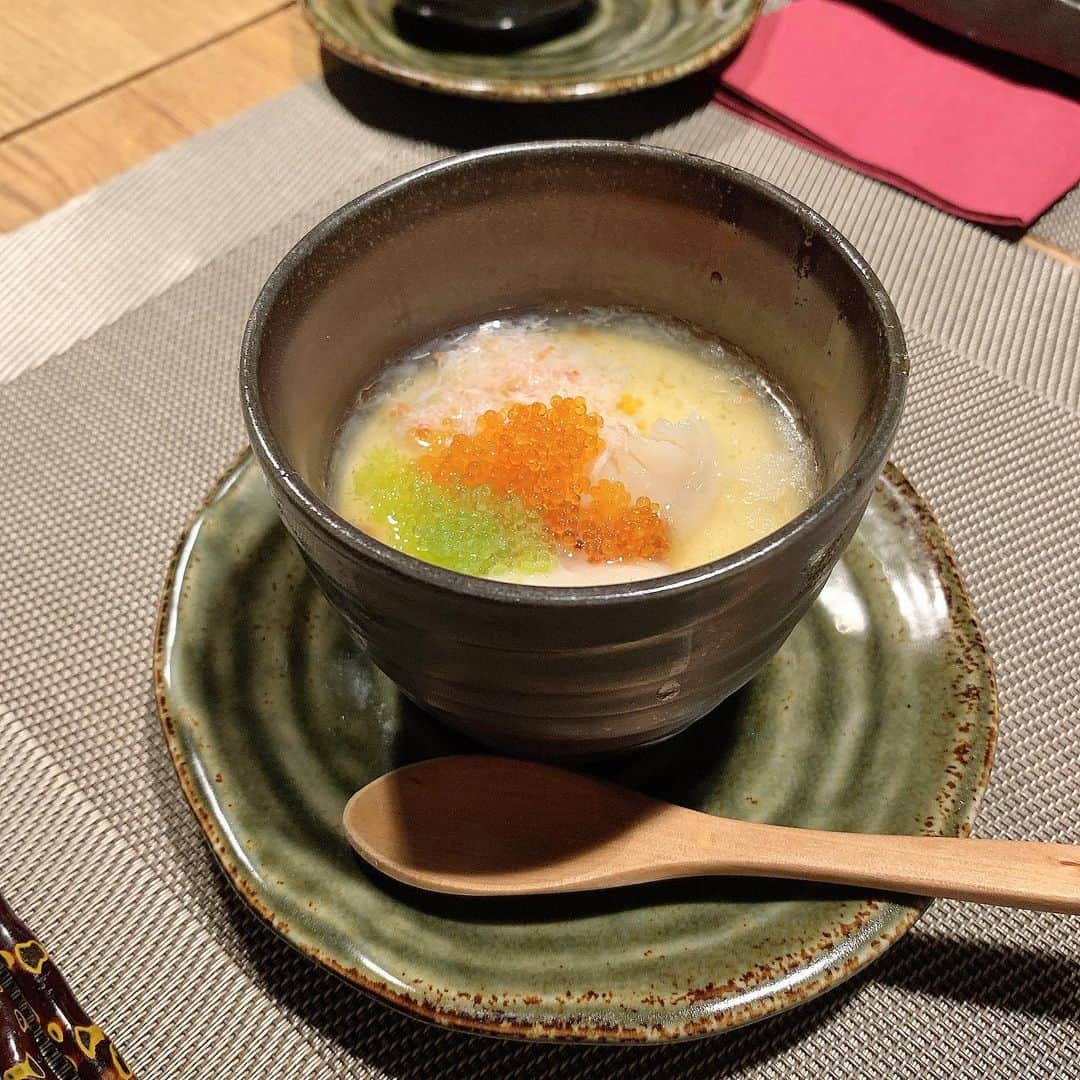 吉川ちえさんのインスタグラム写真 - (吉川ちえInstagram)「今日は池袋の鉄板焼き屋さんへ🥺❤️ 鉄板焼きorcaに行ってきたよ✨ オマール海老食べた🦐🌟 しかも持たせてもらったので記念にパチリ🤣💗笑 . そのあと池袋にあるダーツバー ( @dartscafegrove )にいって 人生初めてビアポンした🙈❤️ ビアポンがあるBARってなかなかないらしいし勝負メラメラ燃えちゃう🔥笑 . 禁酒してるからお酒復活したら またビアポンやりたい😂💕笑 . #池袋 #池袋ディナー #鉄板焼きorca #オマール海老 #鉄板焼き #ビアポン」1月29日 2時24分 - yoshikawachie_16