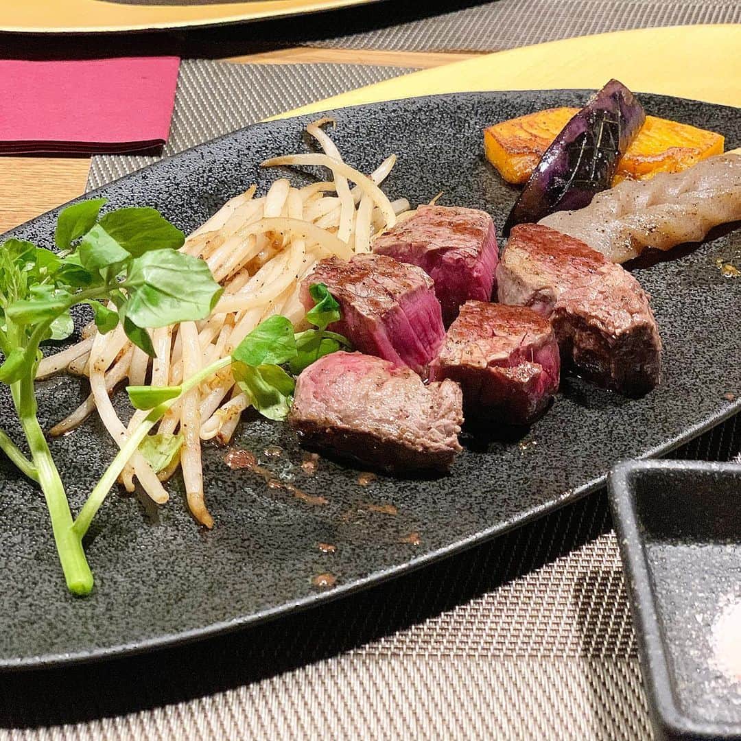 吉川ちえさんのインスタグラム写真 - (吉川ちえInstagram)「今日は池袋の鉄板焼き屋さんへ🥺❤️ 鉄板焼きorcaに行ってきたよ✨ オマール海老食べた🦐🌟 しかも持たせてもらったので記念にパチリ🤣💗笑 . そのあと池袋にあるダーツバー ( @dartscafegrove )にいって 人生初めてビアポンした🙈❤️ ビアポンがあるBARってなかなかないらしいし勝負メラメラ燃えちゃう🔥笑 . 禁酒してるからお酒復活したら またビアポンやりたい😂💕笑 . #池袋 #池袋ディナー #鉄板焼きorca #オマール海老 #鉄板焼き #ビアポン」1月29日 2時24分 - yoshikawachie_16