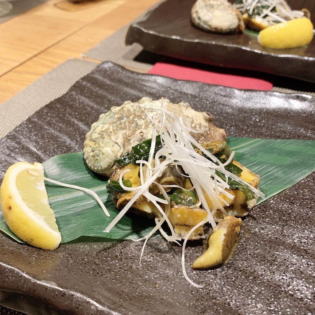 吉川ちえさんのインスタグラム写真 - (吉川ちえInstagram)「今日は池袋の鉄板焼き屋さんへ🥺❤️ 鉄板焼きorcaに行ってきたよ✨ オマール海老食べた🦐🌟 しかも持たせてもらったので記念にパチリ🤣💗笑 . そのあと池袋にあるダーツバー ( @dartscafegrove )にいって 人生初めてビアポンした🙈❤️ ビアポンがあるBARってなかなかないらしいし勝負メラメラ燃えちゃう🔥笑 . 禁酒してるからお酒復活したら またビアポンやりたい😂💕笑 . #池袋 #池袋ディナー #鉄板焼きorca #オマール海老 #鉄板焼き #ビアポン」1月29日 2時24分 - yoshikawachie_16