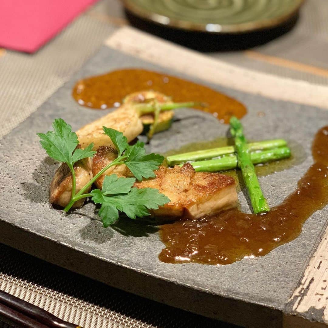 吉川ちえさんのインスタグラム写真 - (吉川ちえInstagram)「今日は池袋の鉄板焼き屋さんへ🥺❤️ 鉄板焼きorcaに行ってきたよ✨ オマール海老食べた🦐🌟 しかも持たせてもらったので記念にパチリ🤣💗笑 . そのあと池袋にあるダーツバー ( @dartscafegrove )にいって 人生初めてビアポンした🙈❤️ ビアポンがあるBARってなかなかないらしいし勝負メラメラ燃えちゃう🔥笑 . 禁酒してるからお酒復活したら またビアポンやりたい😂💕笑 . #池袋 #池袋ディナー #鉄板焼きorca #オマール海老 #鉄板焼き #ビアポン」1月29日 2時24分 - yoshikawachie_16