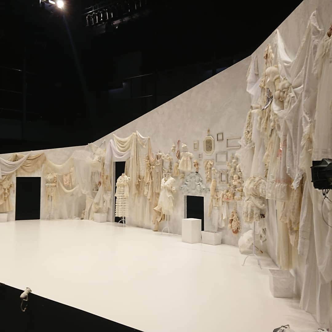 今井隆文のインスタグラム：「先日、 『Whose playing that “ballerina”？』 そのバレリーナの公演はあの子のものじゃないのです。(English ver.) #根本宗子 の演劇を観に行った。全編英語だった。不思議体験。美術や、衣装、装飾の空間がファニーだった。 これが、また変わって、違う劇をやるみたいだ！  と、今年初観劇だったんですが、観劇熱が戻りつつある。  まあ最近、あんまり舞台観に行きたくなかったんですよ。笑  たまに訪れるんですが、  舞台、読書、映画  自分ではこのローテーションがきてまして、いまの順位は、  読書→映画→舞台  なんですね！読みたい本がしこたまある！  時間みつけてこそこそ読んでます。  あといま手元に台本もいっぱいあってしこたま読んでます！ 楽しい！  さあ、今日は、  #知らなくていいコト  第4話！  お楽しみに！  ブログ書こうと思って、1時間ぐらいグタグダして、結局こっちに。  とにかくね、ラジオやりたい！笑」