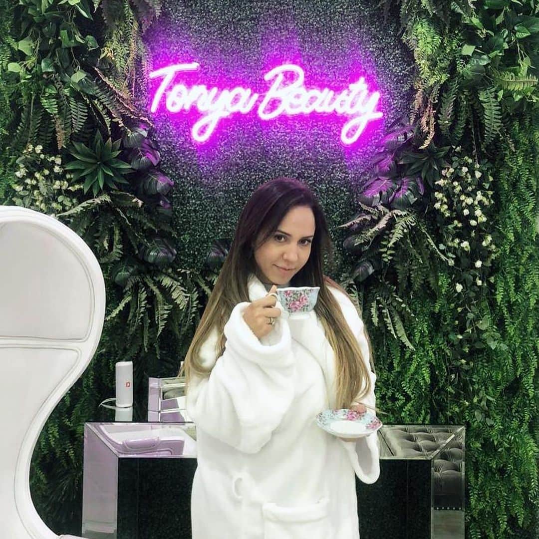 Mulher Melãoのインスタグラム：「Agora mais do que nunca preciso me cuidar! Hoje foi dia de fazer aqui em Orlando, um procedimento com placenta para rejuvenescer... é o mesmo das Kardashians! Só aqui na @tonyabeauty @brancorodrigo」