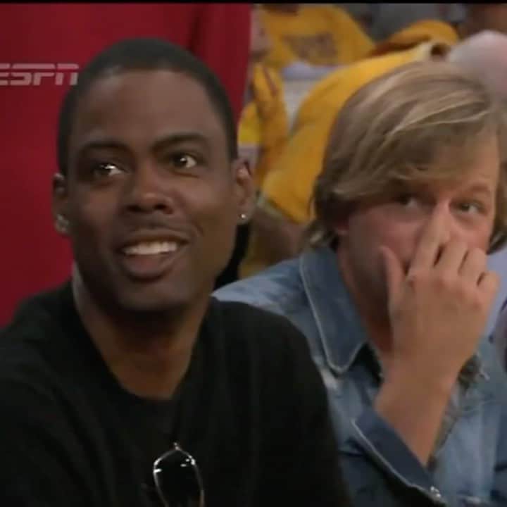 デヴィッド・スペードのインスタグラム：「Kobe and Rock.  This funny clip has turned into a tearjerker. Chris and I went to a Lakers game and Kobe came over and said hi before it started and was very nice. But later on down the stretch he was in the zone Chris was talking and Kobe wasn’t having it. We laughed about it later. I think the lesson is, when Mamba in the zone let him do his thing even if your one of the funniest guys in the world @chrisrock」