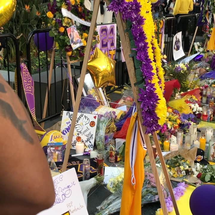 メアリー・マクドネルのインスタグラム：「Profound sadness for the loss of nine souls who’ve elicited this much love . we will never ever ever forget you. Deep prayers for Vanessa Bryant and the girls , the Altobelli family ,the Mauser family, the Chester family ,the Zobayan family. Time stood still on January 26th 2020 #kobe #gigi」