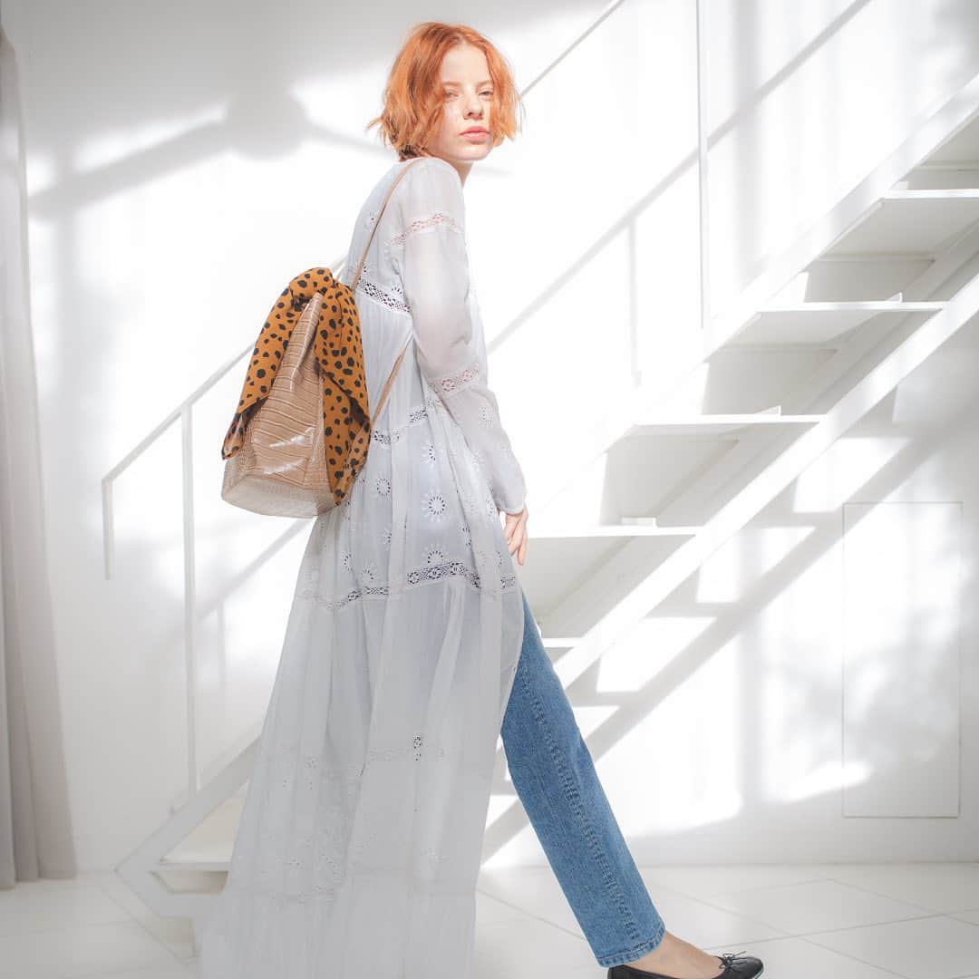SMIRNASLI_officialのインスタグラム：「. . SMIR NASLI 2020 Spring collection . . .  #smirnasli #サミールナスリ #bag #tote #totebag #ruck #2way #2waybag #scarf #2020 #2020ss  #2020sscollection」