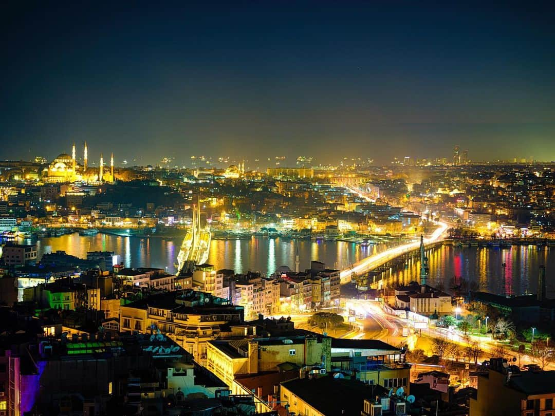 Ryoyaのインスタグラム：「Definitely the best view in Istanbul. It’s from the terrace of Mikla Restaurant. Thank you so much for having me :) #GFX100 #planar80mm #shotonpdtripod  @miklarestaurant @goturkey @tourismturkey.jp  #goturkey #turkey #istanbul #miklarestaurant」