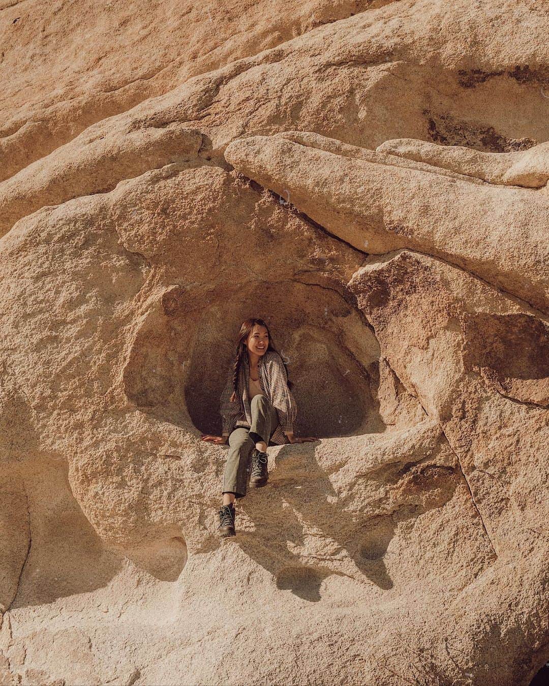 W E Y L I Eのインスタグラム：「One thing I’ll never get tired of? The outdoors! 🌵A fun fact about me- I loved camping as a kid. I looked forward to every summer where my entire family with my 20 something cousins would pack our bags for our annual summer camping trip. I loved being outside, eating a cup o noodle while telling ghost stories, & looking for bugs. Somehow now that I’m older, bugs scare me?? Lol, don’t know how that made a turn 😂 But! I’m getting a lot better with bugs. No matter how cold, windy, hot, or humid...I never regret a camping trip. Click the link in my bio for the latest vlog to Joshua Tree!」