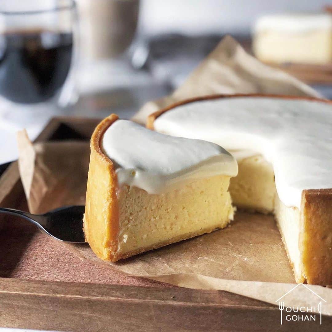 おうちごはん編集部さんのインスタグラム写真 - (おうちごはん編集部Instagram)「【 #おうちごはんLover 】photo by @fuuu_chiii_ktt﻿ みなさん一番好きなケーキは何ですか？😉﻿ カフェやケーキ屋さんでついいつも選んでしまうケーキってありますよね☕️﻿ 私は絶対チーズケーキ🧀﻿ チーズケーキ大好き😍﻿ タルト生地になっていると尚好き😭❤️﻿ .﻿ 大好きなので自分で作りたいな～なんて思っているのですが、いかんせんお菓子作りが苦手な私に作れるのかどうか、怖くてレシピも調べられない次第です（笑）😇﻿ 2020年はちゃんと1からチーズケーキを作れるようになりたいなぁ……🎂﻿ ﻿ --------------------------﻿ ◆ #おうちごはんLover を付けて投稿するとおうちごはんの記事やこのアカウントで紹介させていただくことがございます。スタッフが毎日楽しくチェックしています♪﻿ .﻿ ［staff : あやや］﻿ --------------------------﻿ .﻿ #おうちごはんLover ﻿ #おうちごはんラバー #ouchigohanlover﻿ #ouchigohan #いつものいただきますを楽しく #デリスタグラマー #delistagrammer #おうちカフェ #おうちごはん #lin_stagrammer #暮らし #foodpic #onthetable #onmytable #foodporn #foodphoto #foodstyling #スイーツ #チーズケーキ #自家製スイーツ #手作りおやつ #あさごパン #ケーキ #チーズ #タルト #ニューヨークチーズケーキ #レアチーズケーキ #ベイクドチーズケーキ」1月29日 12時09分 - ouchigohan.jp