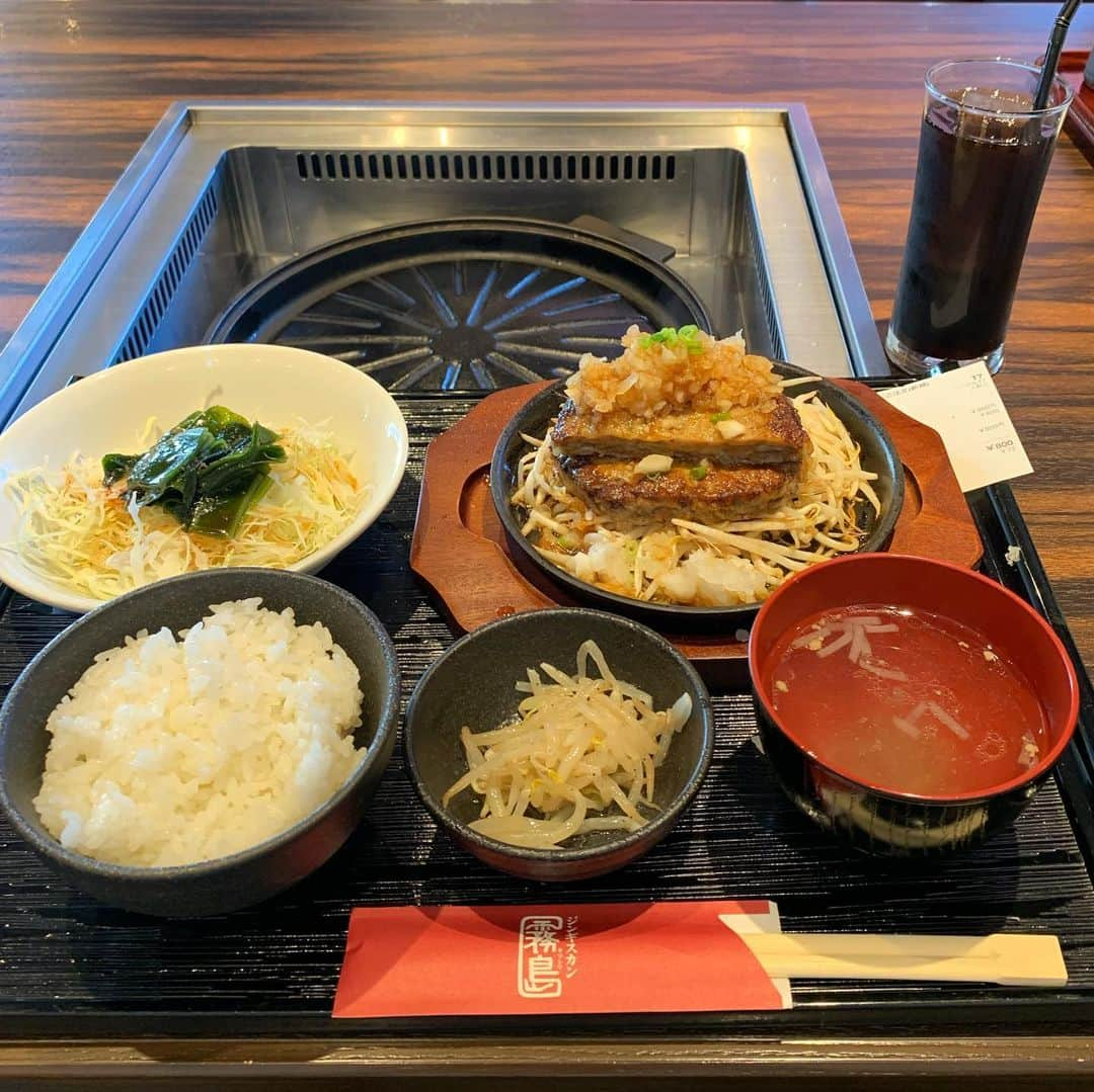 くろさんのインスタグラム写真 - (くろInstagram)「ラムハンバーグ定食B🍚800円 本日肉の日でお肉1.5倍！ 流石肉の日🥩12時ちょい過ぎには満席でした！ #ラムハンバーグ定食 #本日肉の日 #肉の日 #特製ジンタレに鬼おろしがアクセント #熱々鉄板 #しずる感 #ハンバーグ定食 #定食にはご飯サラダ小鉢スープ #スープおかわり自由 #フリードリンク付き #ハンバーグランチ #ジンギスカン霧島 #ジンギスカン霧島新橋店 #新橋ランチ #イータス新橋 #イータス新橋5階」1月29日 12時10分 - m6bmw