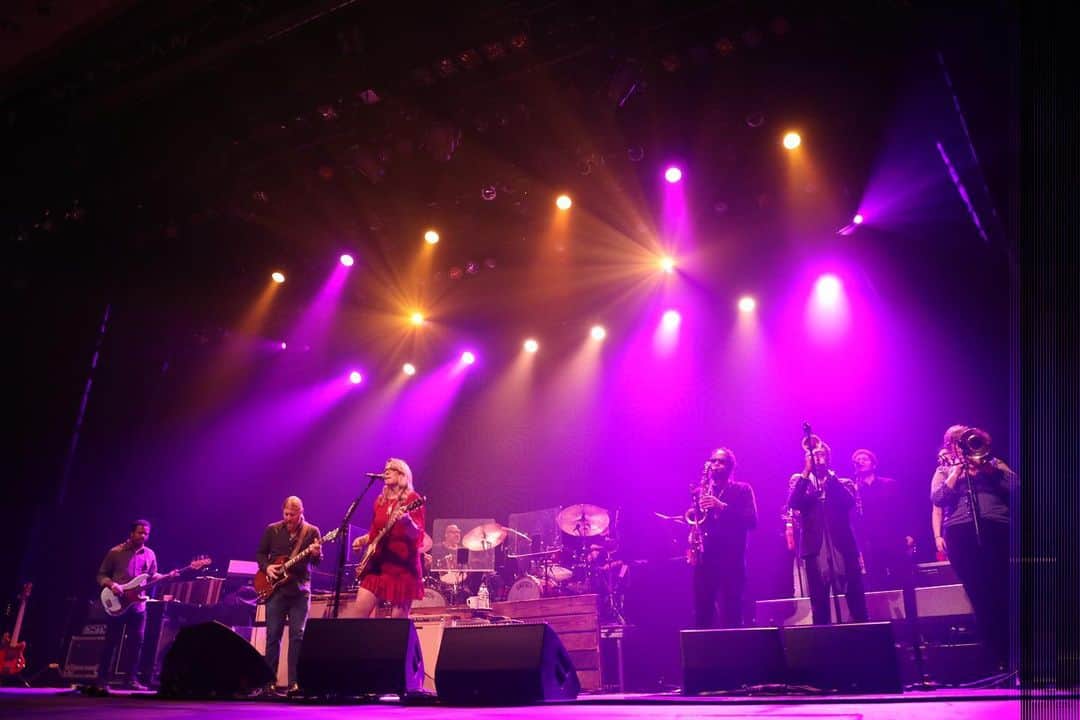 テデスキ・トラックス・バンドのインスタグラム：「Back at the Basie for two nights and the run kicks off with “Come See About Me.” Head over to Facebook for a fantastic “Joyful Noise” video, it’s 8 minutes well spent. 📷 @mlowephoto」