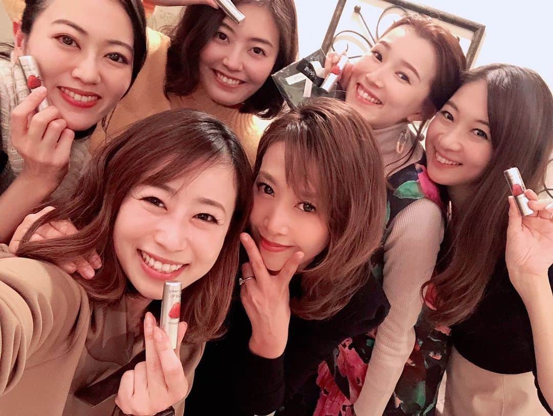 彩星りおんのインスタグラム：「今日の東京は昨日と打って変わって春のように暖かいお天気ですね🌸﻿ お散歩が気持ち良いです☺️﻿ 近所に美味しい隠れ家的パン屋さんを発見して朝から幸せな気分です🥐﻿ ﻿ 先日、ゆうきのお誕生日前祝いをしました🎂✨﻿ 予想外のサプライズゲスト、真咲さんもいらして昔懐かしの元月組メンバーで大盛り上がりでした！﻿ ﻿ 真咲さんのご結婚もお祝いできました🥂﻿ 改めて、真咲さん、ゆうき、おめでとうございます❤️﻿ ﻿ #龍真咲　さん﻿ #篁祐希﻿ #中原由貴﻿ #真愛涼歌﻿ #風凛水花﻿ #彩星りおん﻿ #元月組﻿」