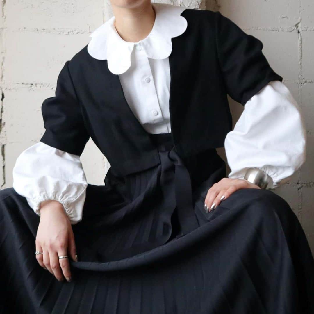 吉祥寺 古着屋 Orfeoのインスタグラム：「Petal Collar × Short Sleeve Jacket  #orfeo #kichijoji #tokyo #vintage #used #fashion #coordinate #outfit  掲載商品のお問い合わせはメールにて承っております。コメント、DMでのお問い合わせは受け付けておりませんのでご了承ください。」