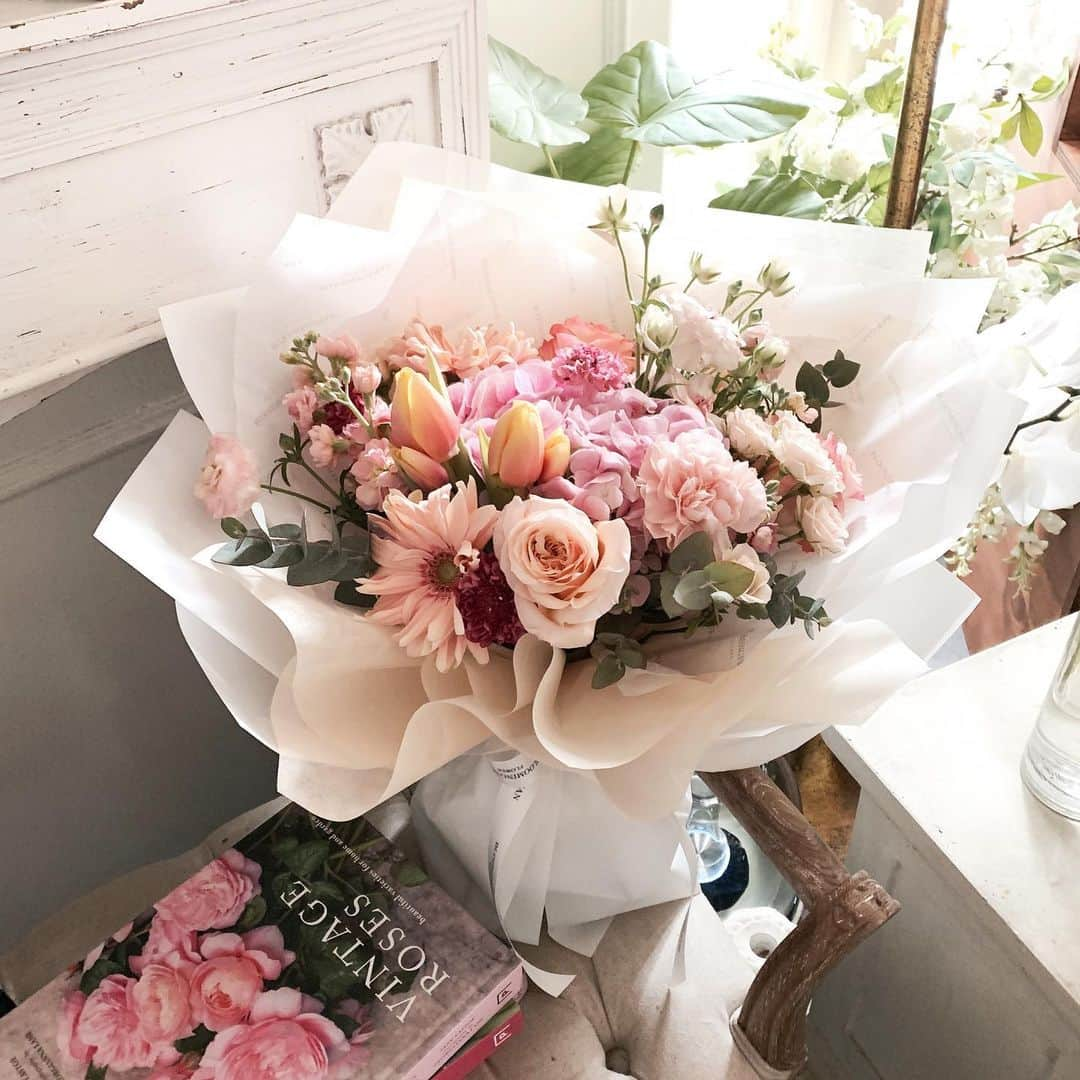 Florist.janeさんのインスタグラム写真 - (Florist.janeInstagram)「정오에 나간 #블스꽃다발 🧡 요즘엔 개인 주문건보다 기업체의 주문건 비율이 높아요 🧡 . . . . . . . 👆🏻 플라워레슨에 대한 자세한 정보는 프로필 상단에 있는 블로그  참고 후 문의주세요 💕 ✌🏻해당 작품 주문/클래스문의 - janejoung310 카카오톡 (레슨중에는 전화 상담이 어렵습니다. 카카오톡 주시면 빠르게 상담 도와드리겠습니다) . 👌🏻상품 문의시 원하시는 작품 캡쳐후 문의주시면 빠르게 답변도와드리겠습니다💕 . . . . . . . . #블루밍스완 #꽃 #꽃스타그램 #플로리스트 #꽃다발 #꽃다발주문 #꽃다발선물 #승진축하꽃다발 #연예인꽃다발 #꽃집창업 #flowers #프로포즈꽃다발 #기념일 #프로포즈 #결혼기념일 #여자친구선물 #선물추천 #꽃배달  #꽃선물 #강남꽃배달 #일상 #florist #daily #논현동꽃집 #학동역꽃집 #종방연꽃다발」1月29日 12時19分 - jane.florist