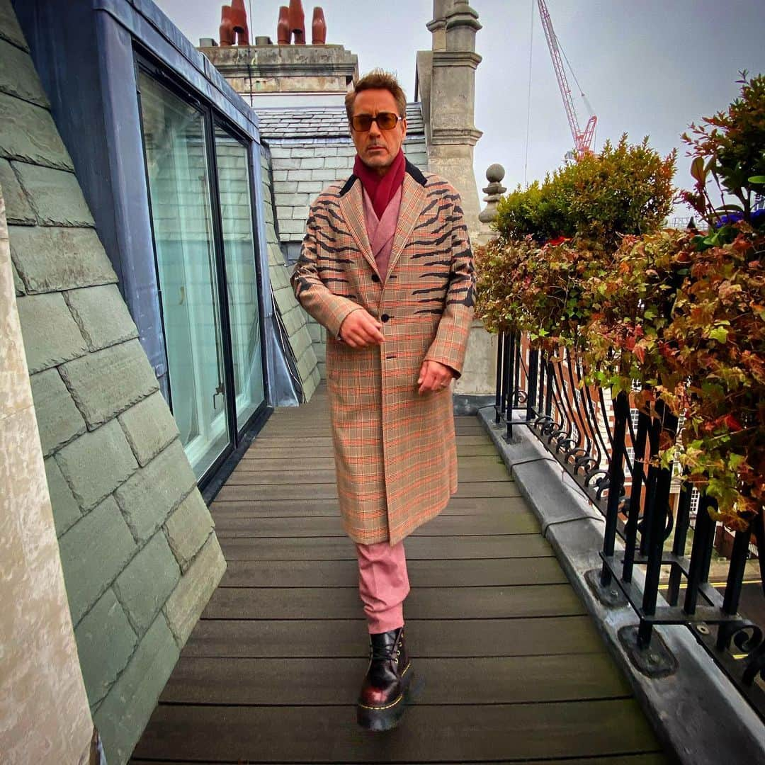 ロバート・ダウニー・Jrさんのインスタグラム写真 - (ロバート・ダウニー・JrInstagram)「Up on the #catwalk, a big wheel is spinning,,, #Dollars to #Deutchmarks, and #pennies from #heaven ... I will be there, I will be there, I will be there... @dolittlemovie #press tour #london #uk #🇬🇧 #2020 #hair @davynewkirk #style @jeanneyangstyle (📸 @jimmy_rich ) @universalpicturesuk」1月29日 12時26分 - robertdowneyjr