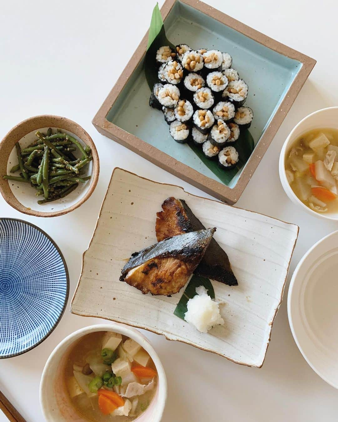 高木りなさんのインスタグラム写真 - (高木りなInstagram)「ザ・和食！な晩ごはん。 納豆巻き、ブリの照り焼き、豚汁、インゲンの胡麻和え。 #納豆巻き5本作ったけど長男くん1人で完食... #ちょっと食べすぎ #かーちゃん今日は炭水化物無し #かーちゃんと息子のふたりごはん  #일본가정식 #저녁밥상  #낫또김밥 아들이 혼자 다 먹었음... #엄마와아들식단 . #리나스테이블 #집밥 #おうちごはん #晩ごはん#器#器好き#納豆巻き#rinastable#japanesefood」1月29日 12時26分 - rinasvoyage