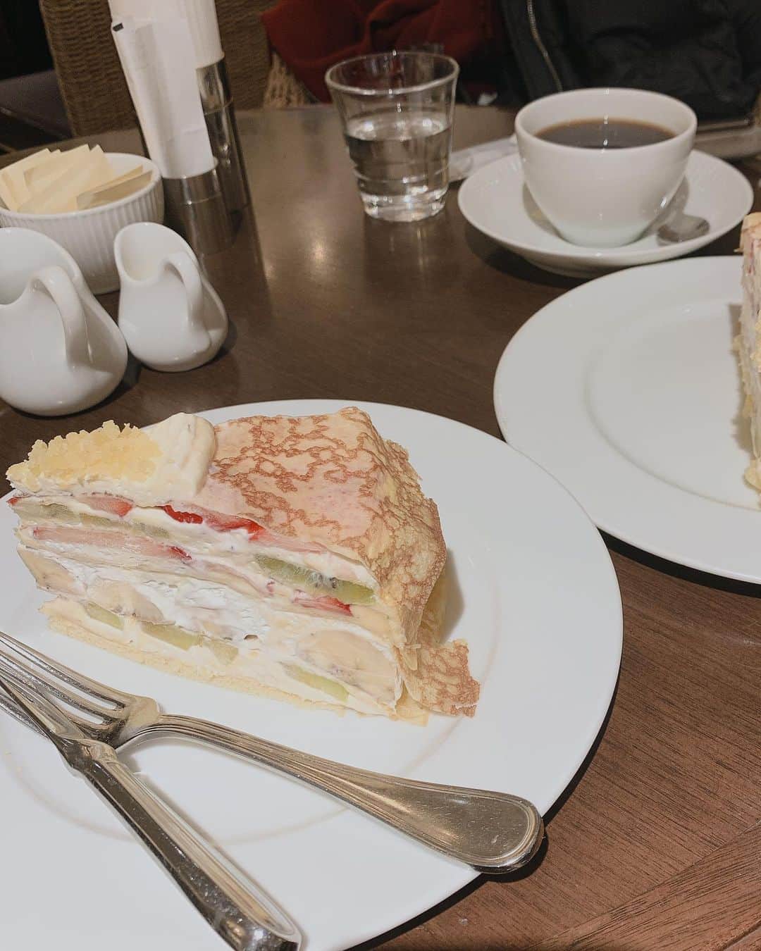 浜田翔子さんのインスタグラム写真 - (浜田翔子Instagram)「早起きした日はお腹すく。 最近のたべたもの。 お弁当みたいなん一蘭の🍜初めて食べた🥚😍 🦀のお店も 1人しゃぶしゃぶの店も初めて食べた。 今年のお誕生日ケーキ🍰💗お誕生日同士でおめでとう言いながらたべた😍 見てたらお腹すいた。」1月29日 12時26分 - shoko_hamada
