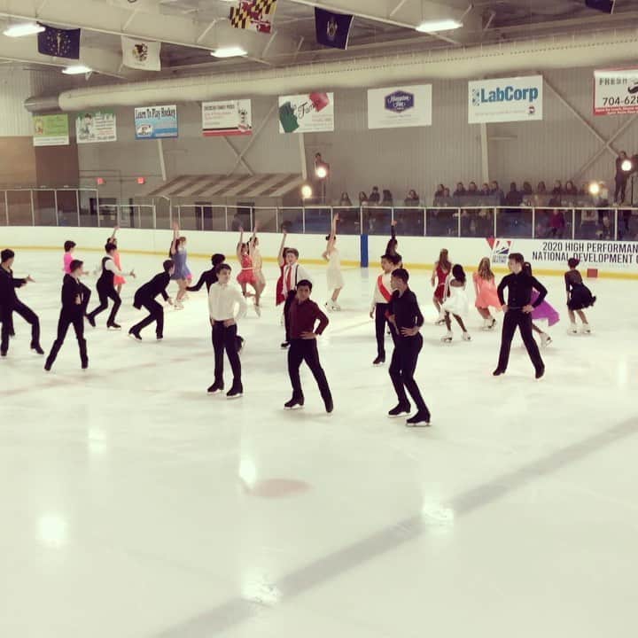 シネイド・ケアーのインスタグラム：「Team B performing some of tonight’s opening number at #USFSA  High Performance Camp!!😄🎉 What a talented bunch of skaters - I’m so happy to have had a chance to work with the best up and coming US Ice Dancers at this amazing Camp!!👏🏻👏🏻🎉🎉😊😊⛸ @icedanceinternational @usfigureskating #chorusline」