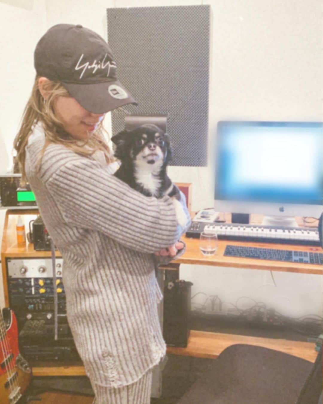 菅原紗由理のインスタグラム：「今進めてる企画に収録する、 楽曲のアレンジ調整で 久保田真悟 (Jazzin'park）さんのスタジオ来た✌︎ AL“OPEN THE GATE”で会って以来久々の久保田さんと、 ツーショット。笑✌︎( ◠‿◠ )✌︎ (🐶:くろみちゃん4歳) #THESxPLAY #菅原紗由理 #10周年」