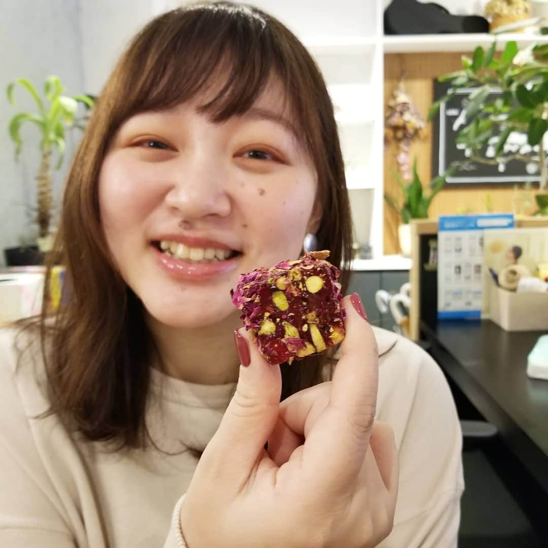 いいオフィスさんのインスタグラム写真 - (いいオフィスInstagram)「【今日のおやつ】 会員さんからトルコのお菓子、ターキッシュ・デライトをいただきました！ 薔薇とナッツが練り込まれたゆべしみたいな食感です。 いっぱい食べると体臭がバラの香りになるとこのとー！ ごちそうさまでした！ #いいオフィス #いいオフィス上野  #コワーキングスペース #今日のおやつは #ターキッシュデライト #薔薇の香り #ゆべし #海外のお菓子 #turkishdelight #turkey #sweet」1月29日 12時39分 - e_office_ueno