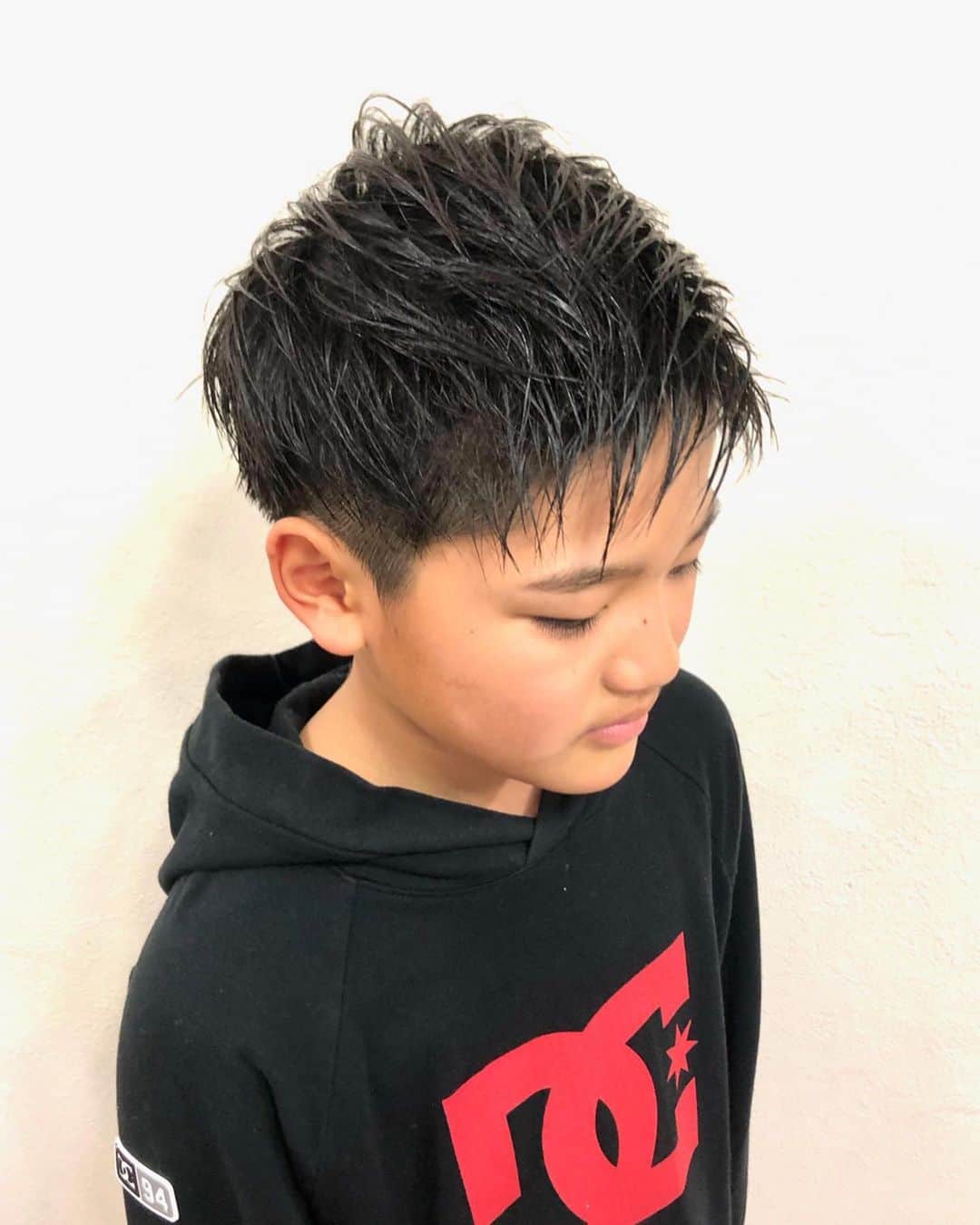 salon PRATiNO(サロンプラチノ)のインスタグラム：「. ✨✂️kids cut✂️✨. . サッパリ刈り上げショート💫 サイドと後ろをバリカンでスッキリさせて トップも男前ショートにカット✂️✨ 前髪部分に生えグセがあるので 癖を生かしてセットしやすくしました⚡️ ワックスでスタイリングして ワイルドにかっこよく変身です💥 . . 【CLAVIS PRATINO】 ◇月曜日～土曜日 11:00～20:00 ◇日曜日 11:00～18:00 ※定休日なし ※時間外はお問い合わせください。 愛知県名古屋市中区錦3-4-19石垣ビル７Ｆ ☎︎052-962-7017 . #hairstyle #hair #cornrow #braids #clavispratino #spiralperm #pratino #hairsalon #nagoya #haircolor #love #派手髪 #外国人風カラー #バレイヤージュ #グラデーション #コーンロウ #ブレイズ #スパイラルパーマ #特殊ヘア #ブラックヘア #美容室 #ヘアサロン #ヘアスタイル #ヘアカラー #クラビスプラチノ #名古屋 #栄 #錦」