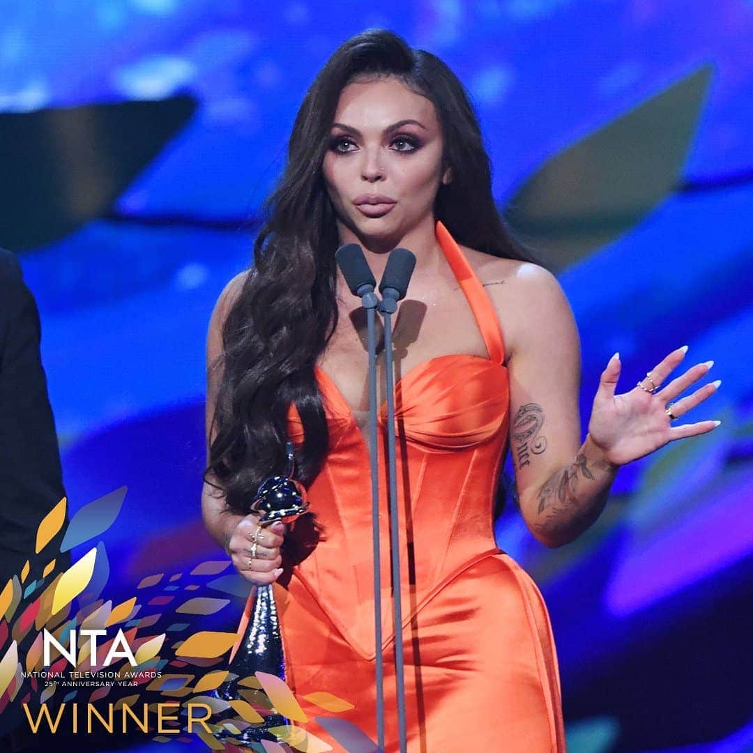 ジェイド・サールウォールのインスタグラム：「Congrats my queen,you really deserved it. ❤💙 @jesynelson #JesyNelson #OddOneOut #NTA」