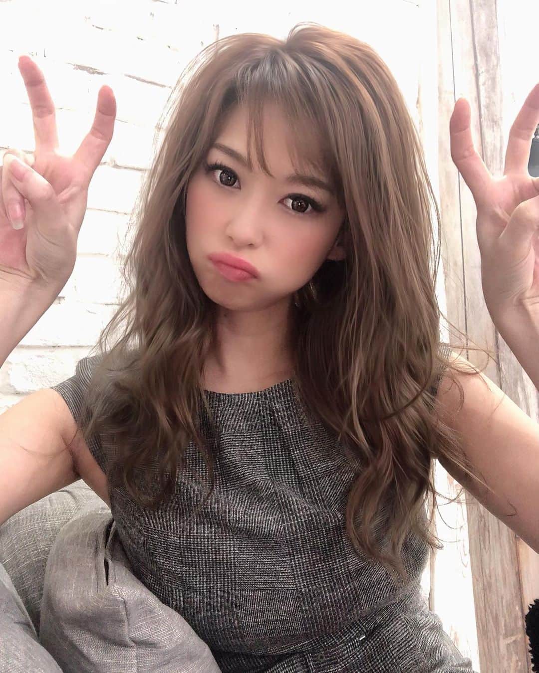 長谷川唯のインスタグラム：「・ ・ 撮影で大阪きてるよん😊✨何年ぶりだろ？ってぐらい久々の大阪を楽しみまーす🧡🧡 ・ ・ #大阪はやっぱり好き #よく分からないポーズ #大阪 #shooting #me #happy #love」
