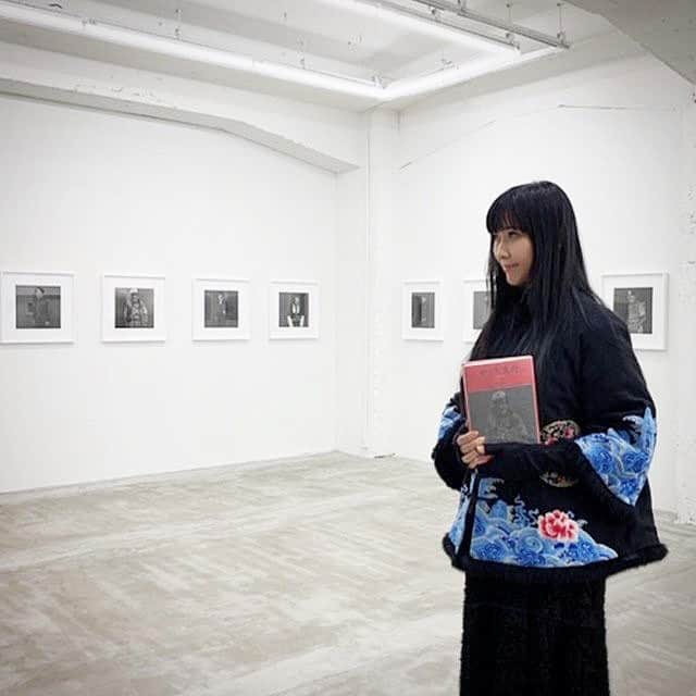 安珠さんのインスタグラム写真 - (安珠Instagram)「鬼海弘雄写真展 『や・ちまた』﻿ NANZUKA最終日﻿ ﻿ ポートレートといえば『や・ちまた』だ﻿ 鬼海さんの洗練された視線﻿ 光の、影の、命の光沢﻿ シルバープリントの美しさったらない﻿ ﻿ 写真の本質﻿ 猛烈に心熱くなる﻿ ﻿ 池ちゃん来てて写メしてくれた﻿ #やちまた #鬼海弘雄 #安珠写真家」1月29日 12時59分 - anjuphotographer