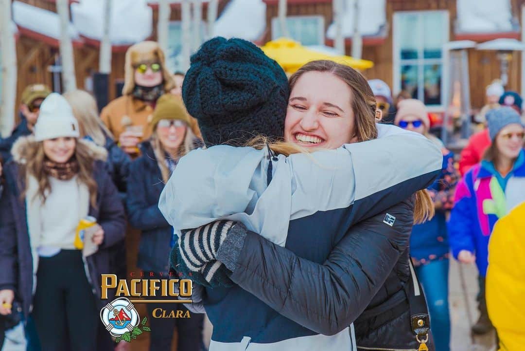 のインスタグラム：「It’s all about the love 💙  Thank you @pacificobeer for keeping the vibes high all weekend at @xgames ✨I was so happy to gift this custom snowboard to a happy fan... Spread the love! MSG for 21+ #livelifeanchorsup #ad」